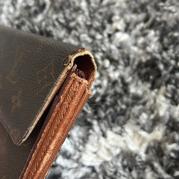 Louis Vuitton Women’s Brown Monogram Sarah Wallet w/ Snap Closure - Picture 6 of 13